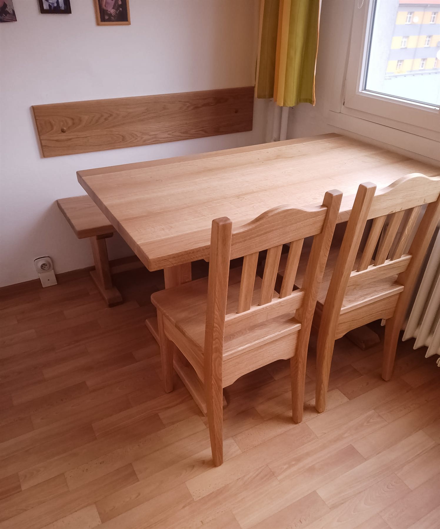 Jídelní kout s lavicí a židlemi z dubu
