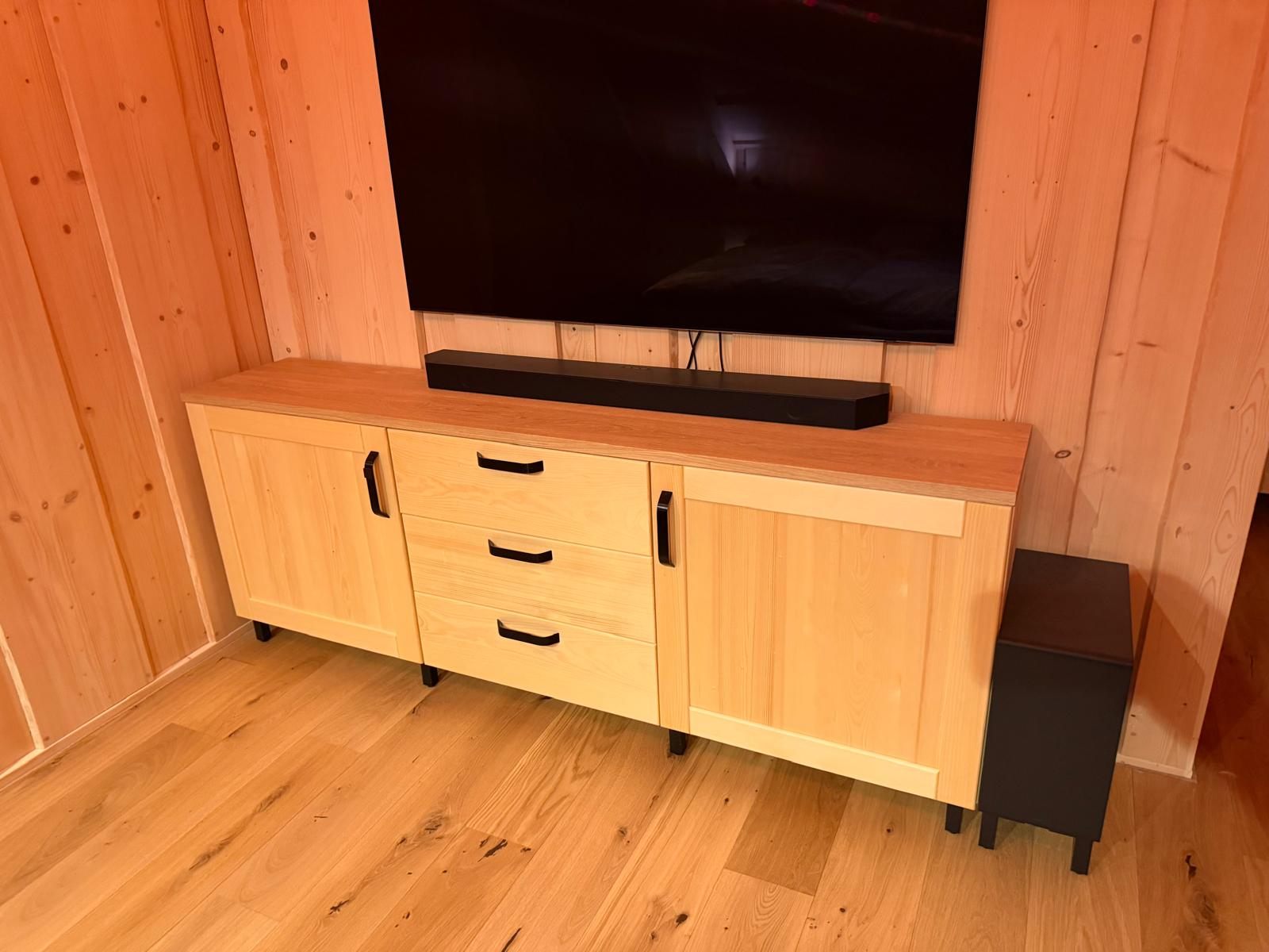 Nízká televizní komoda z masivu s dubovou deskou