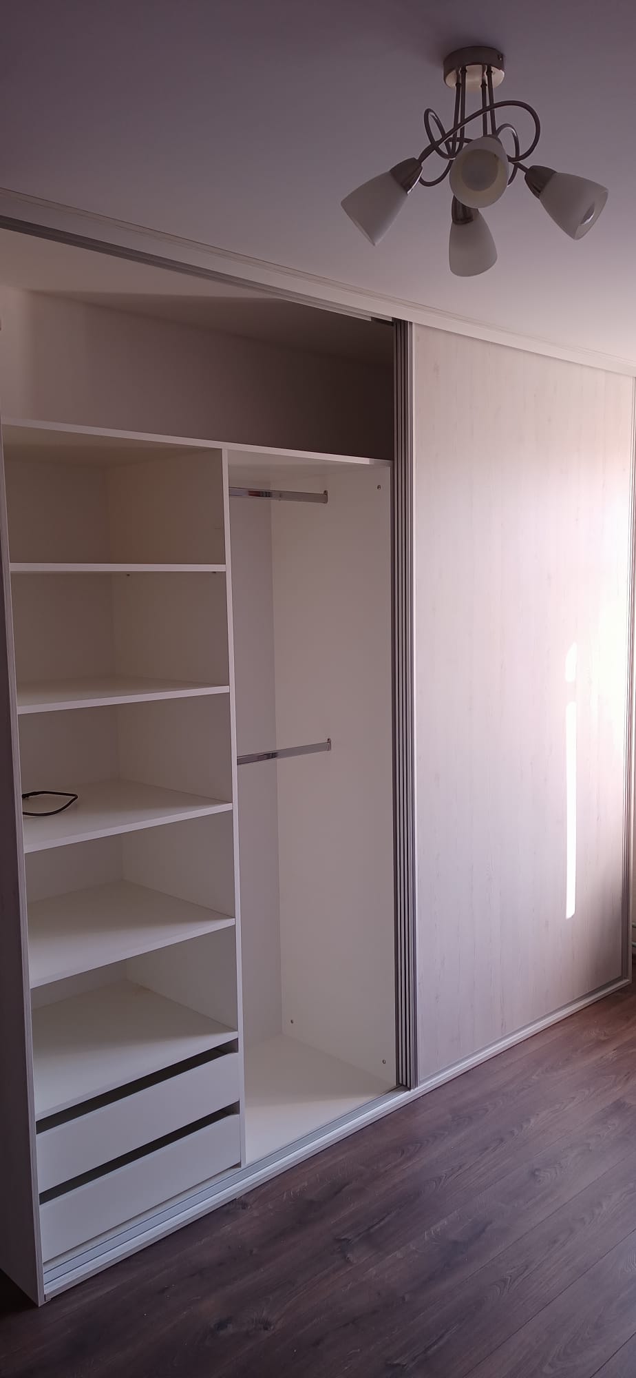 Vestavěná skříň s posuvnými dveřmi